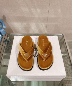 -24Ss new Prada herringbone velvet flip flopsThis sandal features a mixed design that clevernny8hdww