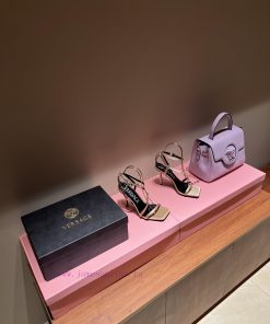 The most2023/fW/Versace: The Perfect Interpretation of Medusa|Very rich Italian style pairedlgxdh4sw