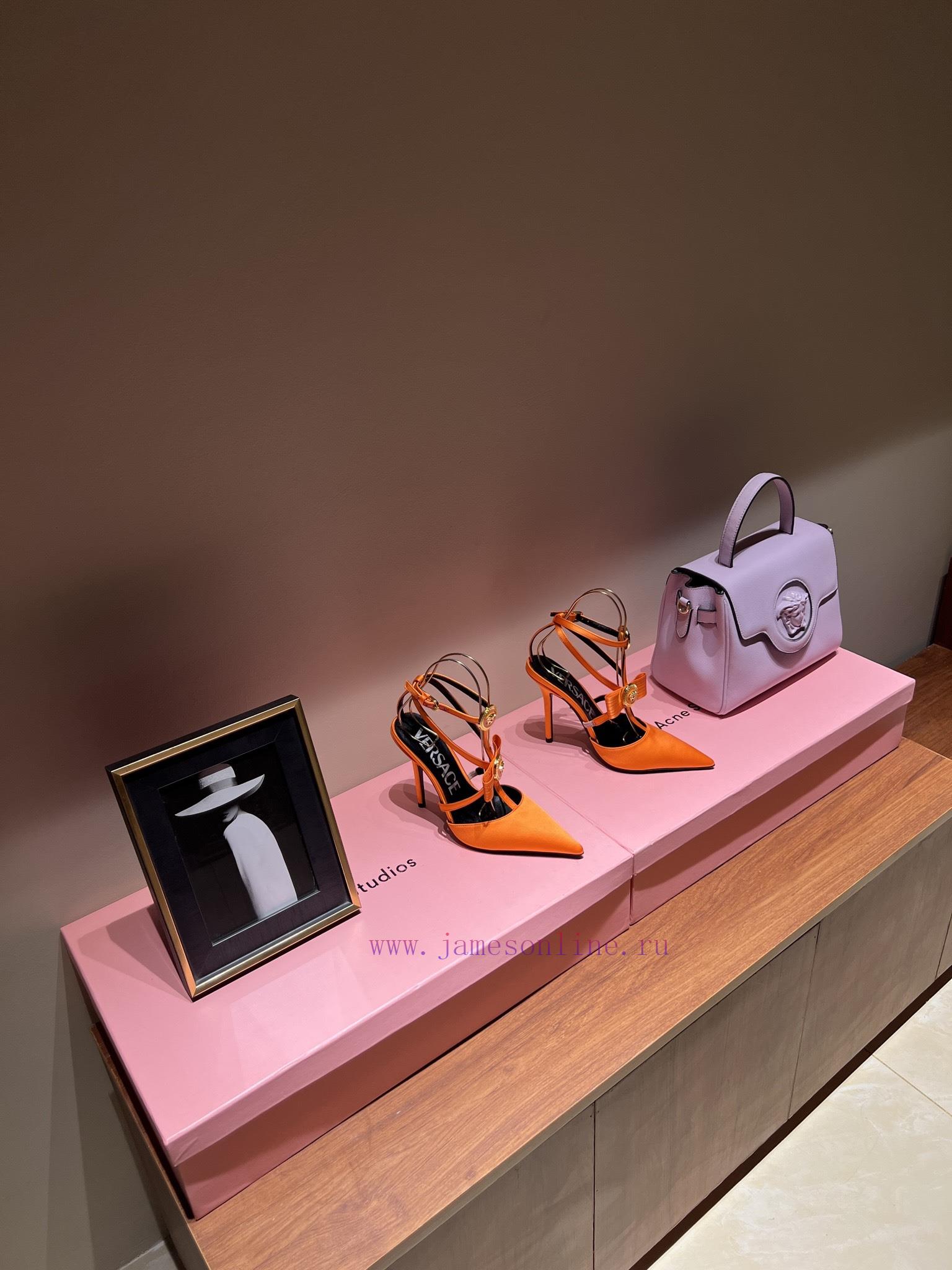 The most2023/fW/Versace: The Perfect Interpretation of Medusa|Very rich Italian style pairedoz2kphpe - Image 2