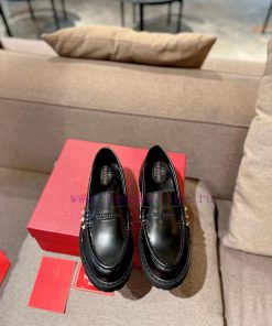 Valentino. The latest series of V-home popular rivet metal element logo single shoes from Husgm2t088