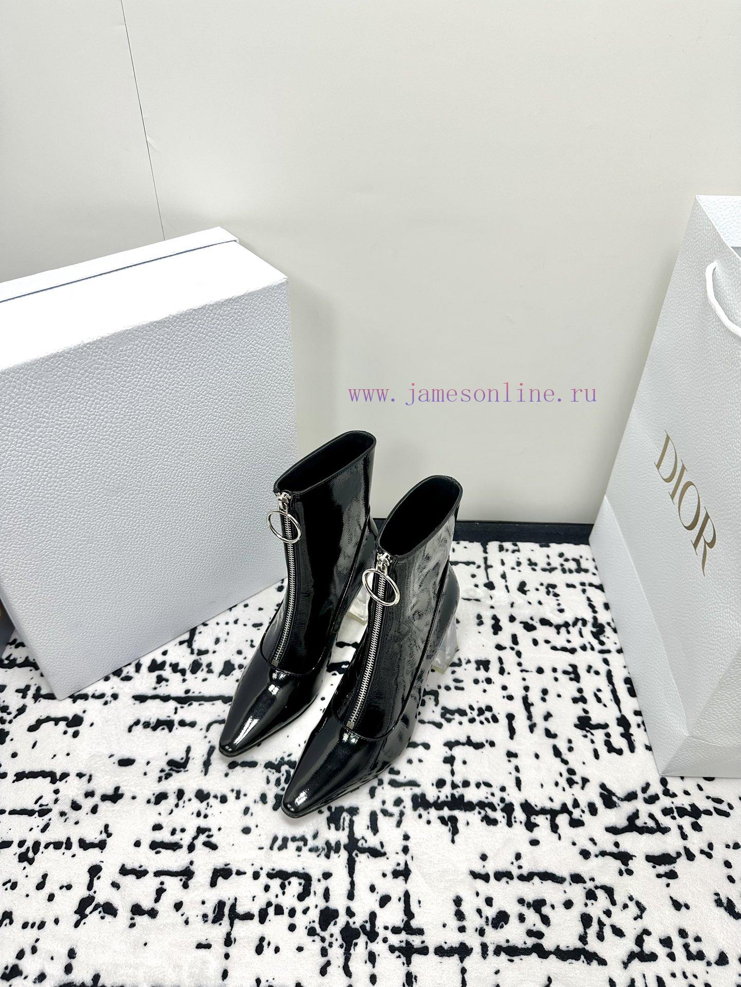 Versace is a top tier brand that is loved by many celebrities such as Gigi, Kendou, Miranda,li4a0d6m - Image 2