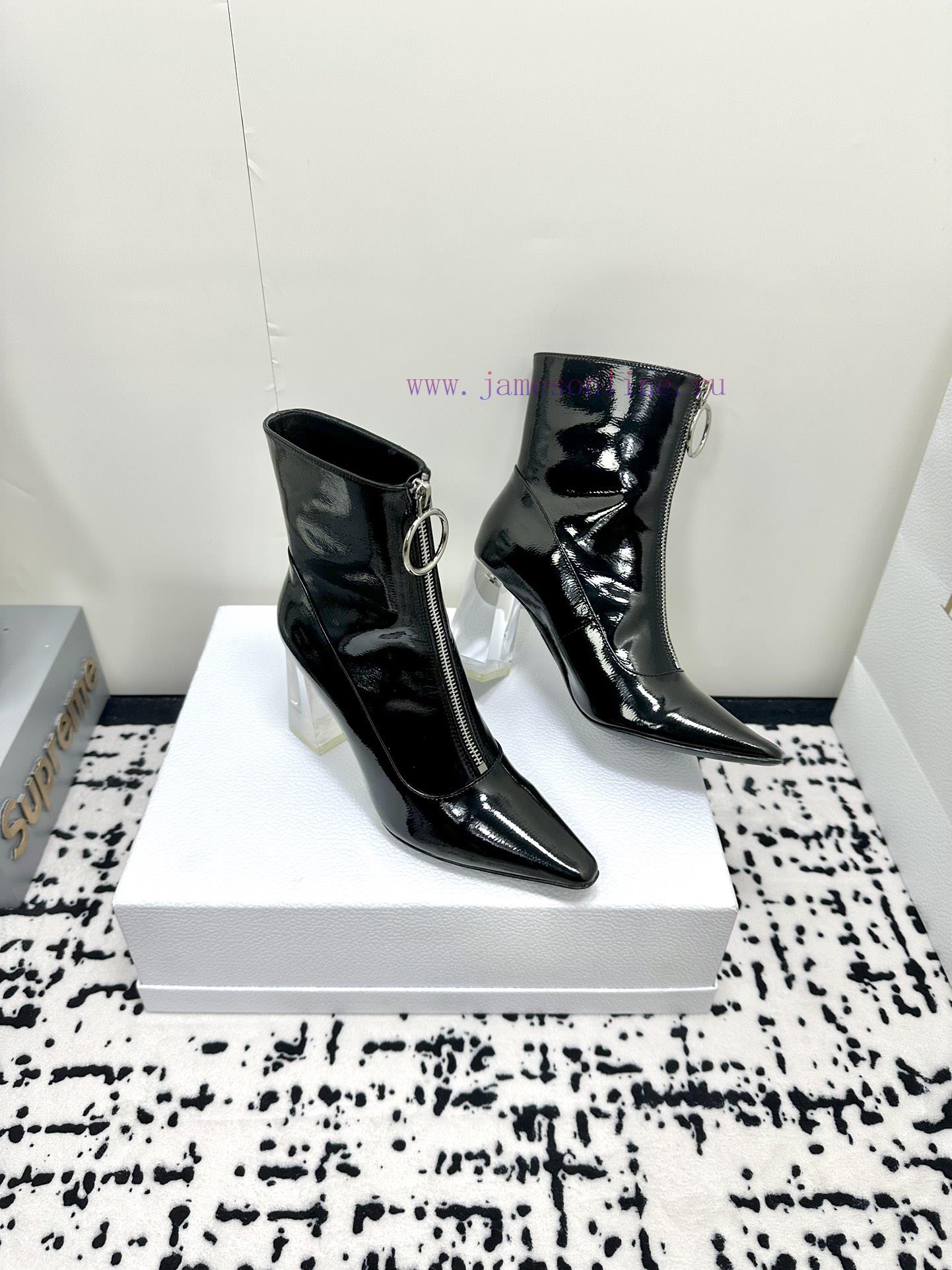 Versace is a top tier brand that is loved by many celebrities such as Gigi, Kendou, Miranda,li4a0d6m - Image 4