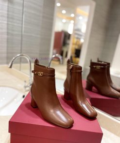 VALENTINO GARAVANI TAN-GO calf leather ankle boots - ankle strap with VLOGO SIGNATURE buckle3hy7d2u6