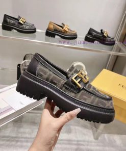 Fendi Domino loafers feature a single kick design with black leather and cowhide material inxodvj72c