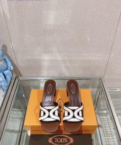 -24Ss new Tod * buckle thick heel slippersThis sandal is made of soft leather, cut into the turkyecw