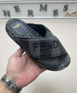 Couple styleFENDI's latest thick soled slippers for spring and summer, featuring an embroideodyv9n32