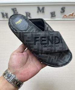 Couple styleFENDI's latest thick soled slippers for spring and summer, featuring an embroideot6r0mnm