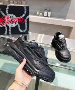 Versace, popular all over the internet in 2024, is a pair for everyone. The original Versacey9f3zt31