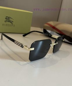 Burberry's new one-piece driving mirror sunglasses are a must-have for travel, with multiple7h04s542
