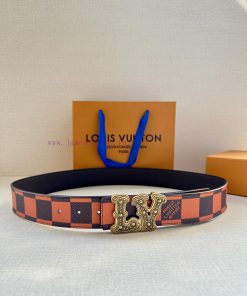 This 4.0-wide LV Initiales double-sided belt is from the 2024 spring/summer men's fashion sh 2m39svpe