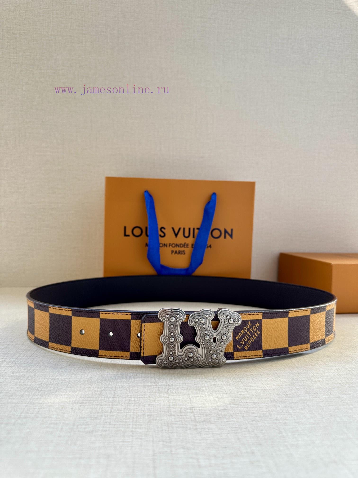 This 4.0-wide LV Initiales double-sided belt is from the 2024 spring/summer men's fashion sh i8fu24ns
