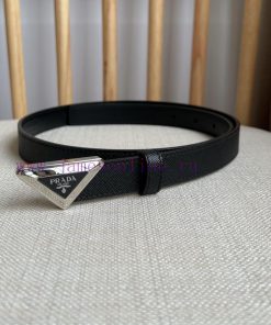 PRADA's belt design is simple yet exquisite. The metal buckle presents the iconic triangular gxgaq9zk
