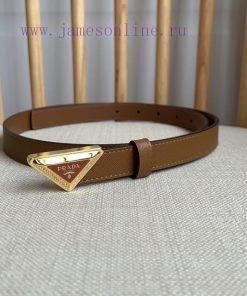 PRADA's belt design is simple yet exquisite. The metal buckle presents the iconic triangular qc4p0ayn