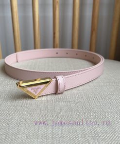 PRADA's belt design is simple yet exquisite. The metal buckle presents the iconic triangular uihdiszu