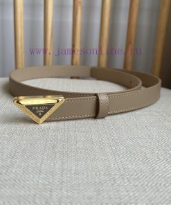 PRADA's belt design is simple yet exquisite. The metal buckle presents the iconic triangular 1i9cusvw