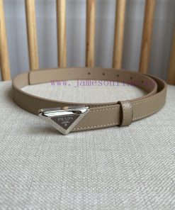 PRADA's belt design is simple yet exquisite. The metal buckle presents the iconic triangular zvlsmtej