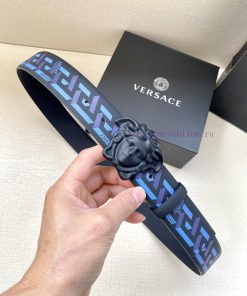 Width 4.0cm Versace This Palazzo belt is made of cowhide fabric and adorned with Le Pop Clas 74trw50i