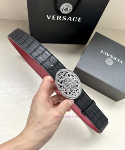 The 3D hollowed out Medusa on the Versace head logo waistband buckle with a width of 4.0cm g cjp6vage