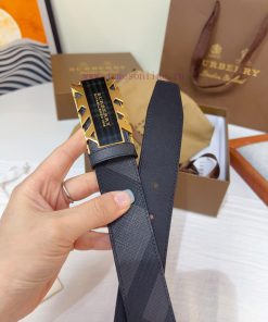The new Burberry belt is synchronized with the new Italian made belt, made of selected smoot 8b7wyny3