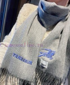 The Burberry double-sided scarf is so stylish and charming that it's going crazy. It's a ver0v7mjmmk