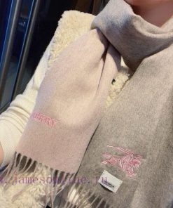 The Burberry double-sided scarf is so stylish and charming that it's going crazy. It's a verrnd25hnx
