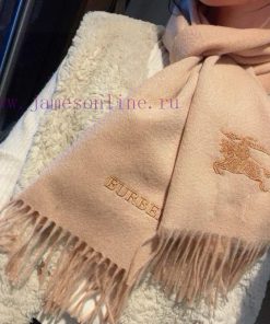 The Burberry double-sided scarf is so stylish and charming that it's going crazy. It's a ver4v1w98wi