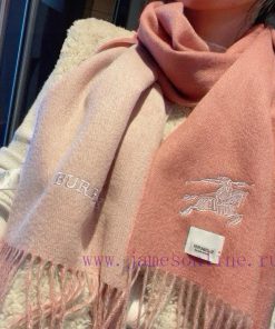 The Burberry double-sided scarf is so stylish and charming that it's going crazy. It's a vernidc78jg