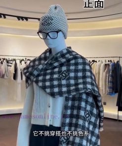 𝐂𝐡𝐚𝐧𝐞𝐥𝟐𝟒𝐁 Logo plaid scarf gray whiteSize 190x60cm 56% cashmere 34% wool 10% silkSlow hands ob47ihy5
