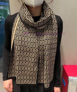 Classic FF letter element scarf, also a fun item just launched ‼ This year's Fendi is also tkzotlrfc