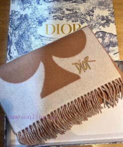 Dior's classic heart-shaped wool blend scarf never goes wrong in its appearance, even after n31basjz
