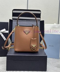 The 2023 new bucket bag 1BA373 has arrived. This elegant Prada Panier handbag is made of impi7aumwdx