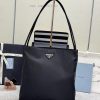 This large vintage tote bag B6242 is made of imported nylon fabric with a grid layer zipper ntuy8z8c