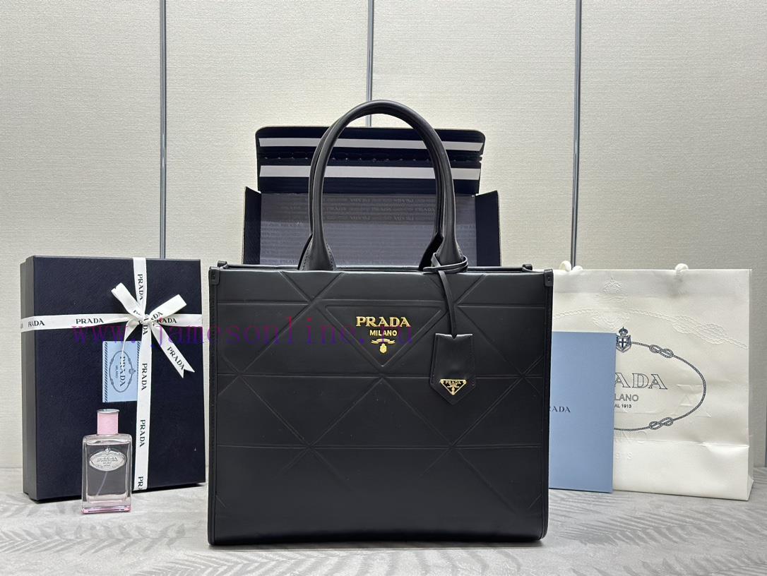 The new medium-sized triangular diamond grid tote bag 1BA378 has arrived. This tote bag is mk0658rc8