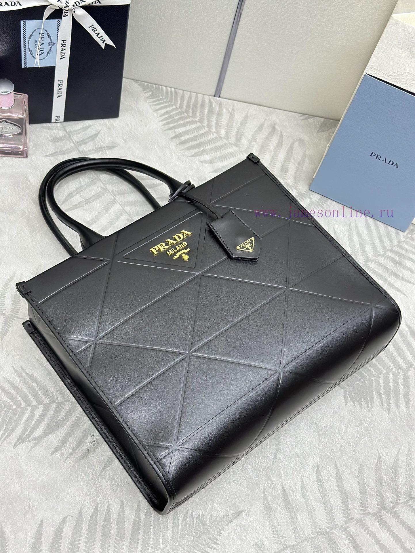 The new medium-sized triangular diamond grid tote bag 1BA378 has arrived. This tote bag is mk0658rc8 - Image 5