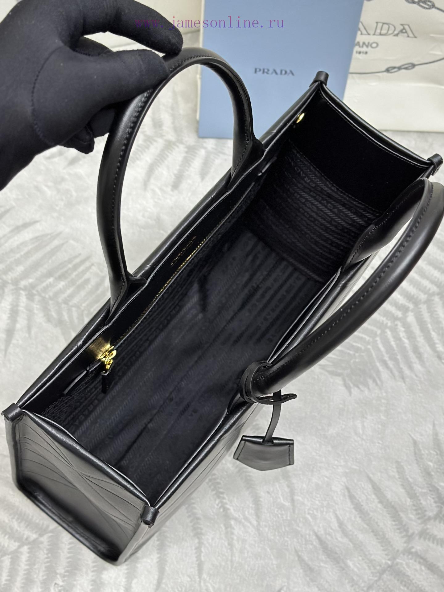 The new medium-sized triangular diamond grid tote bag 1BA378 has arrived. This tote bag is mk0658rc8 - Image 7