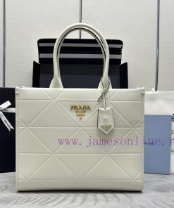 The new medium-sized triangular diamond grid tote bag 1BA378 has arrived. This tote bag is mtigs1whj