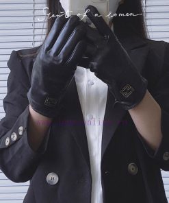 The Fendi FENDI2023 autumn and winter sheepskin embroidered gloves with packaging for women'5q138k68