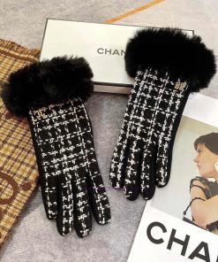 Chanel's new mink fur paired with wool gloves have a softer, finer, and more skin friendly fn94f6cyk