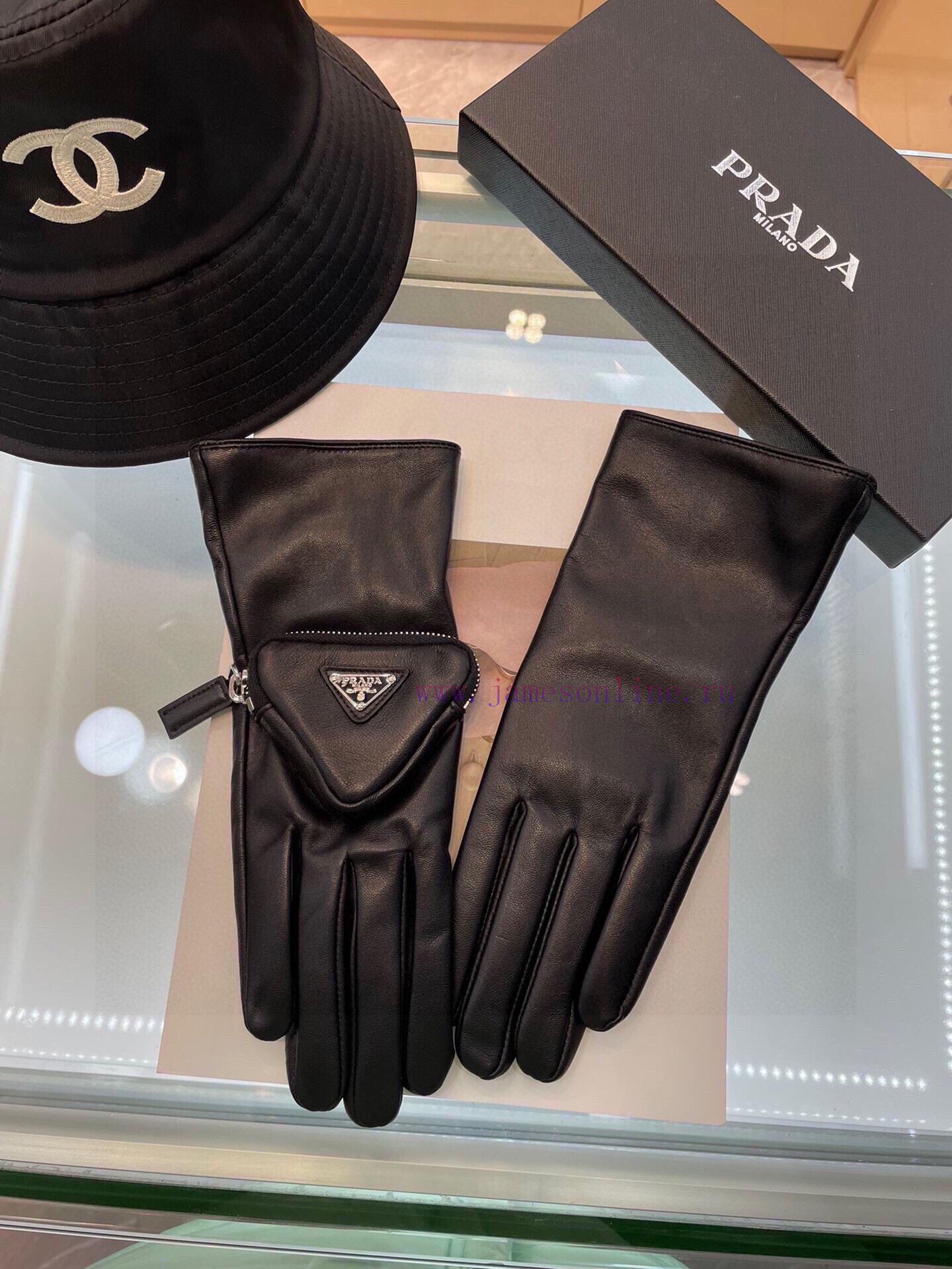 Prada's new autumn and winter mini triangle bag sheepskin gloves have arrived, not only wind8qmsr7wz - Image 3