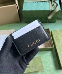 Gucci The handwritten Gucci logo card holder with unlimited possibilities for exploring self qwgqd6ml