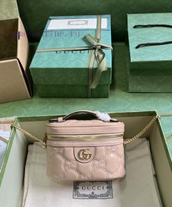 Gucci The GG Matelass é mini handbag features quilted leather that interprets the brand's ic jw67f8gi