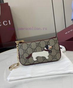 Gucci The GG mini wallet features cute and playful animals such as cats, dogs, and pandas ga e33u50us
