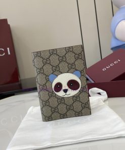 Gucci The GG mini wallet, adorned with panda details, brings together cute and playful anima 7m749yp3