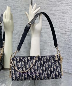 𝐃𝐨𝐫𝐂𝐥𝐮𝐛 Underarm Bag Adds A New Bag Style With A Retro Flavor. The Small Metal Pleats On Both S j4mz8xu8