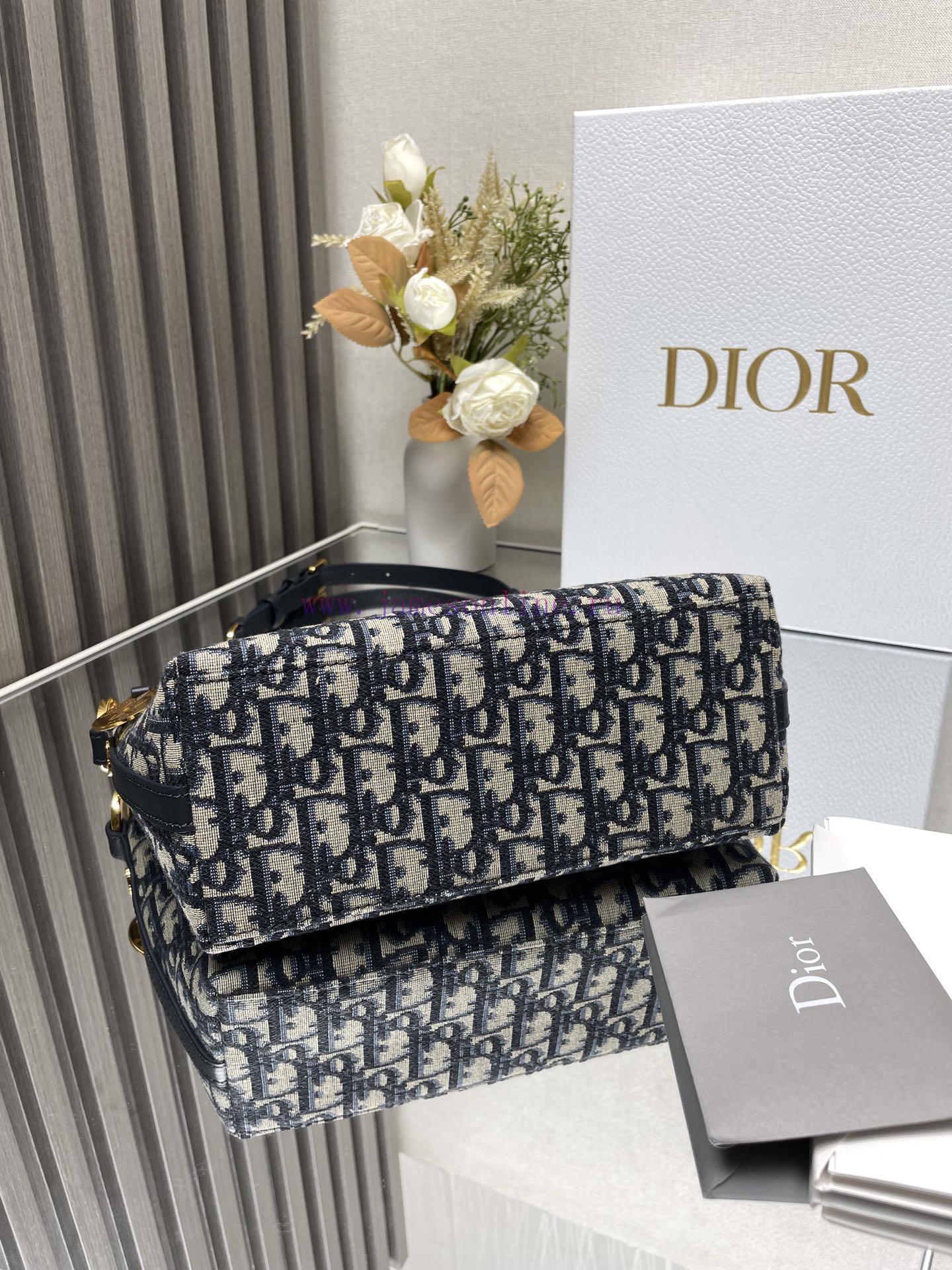 Dior Tar Hobo Chain Handbag "Blue"This Dior Hobo Chain Handbag Is A New Addition To The 2024 Sp 2ajv4cdl - Image 8