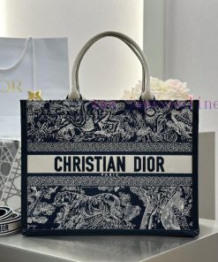 𝗗𝗶𝗼𝗿𝗕𝗼𝗸𝗧𝗼𝘁𝗲 New Style With Leather PalletNew Blue Tiger New Model With Leather Medium Size In S 8z42bcdd
