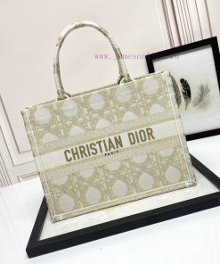 𝐃𝐢𝐨𝐫𝐁𝐨𝐨𝐤𝐓𝐨𝐭𝐞Golden Gezi 36cmThis Book Tote Handbag Was Designed By Maria Grazia Chiuri Creative 2e4esk3g