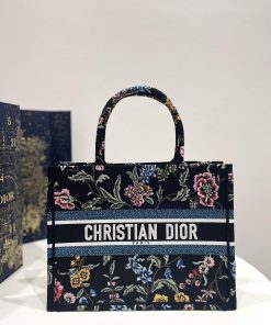 Medium Size Spot GoodsTote's Latest Spring And Summer Collection Features Romantic Floral Patte 3lrzosto