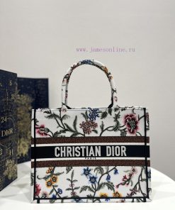 Medium Size Spot GoodsTote's Latest Spring And Summer Collection Features Romantic Floral Patte h52xclk0