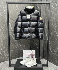 The Moncler Dervox short men's down jacket jacket features a pop color scheme, showcasing thuw2791fh